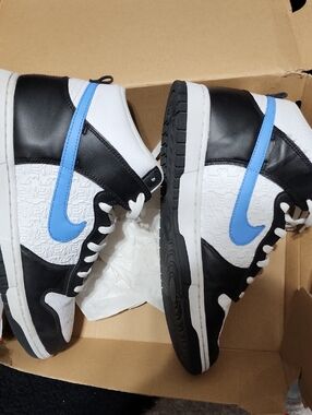Nike Low-Top Sneakers in Black, White & Blue